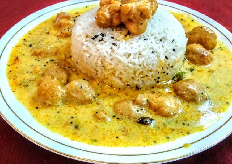 Steps to Make Award-winning Kadhi pakoda with boiled rice