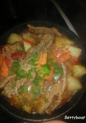 Una foto de Bife a la criolla