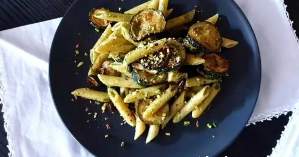Ricetta Pasta con zucchine, pesto di rucola e pistacchi di Anna Vella