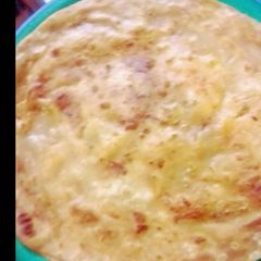 A picture of Crispy aloo ka paratha aur green chutney.