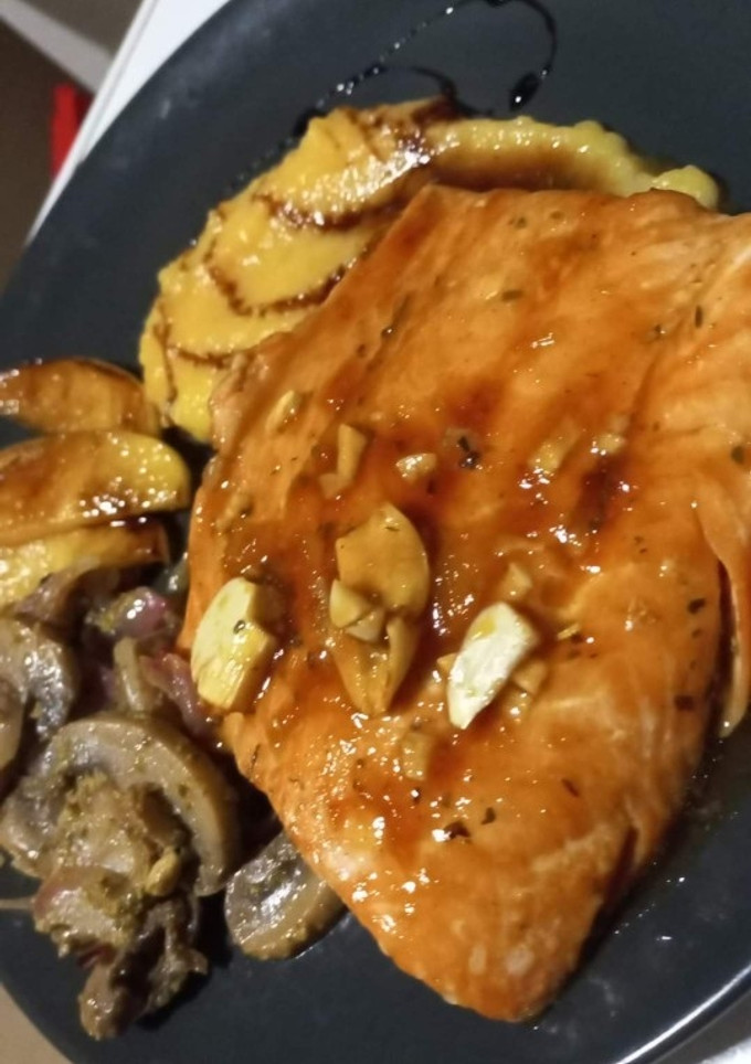 Una foto de Salmón agridulce
