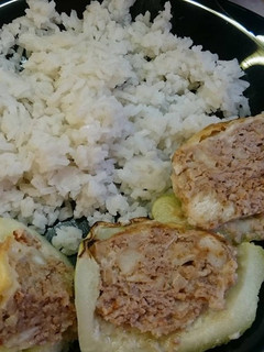 Sajtos fasírthússal töltött cukkini recept fotója