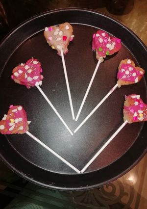 केक पाप्स (cake pops recipe in hindi) रेसिपी मुख्य फोटो