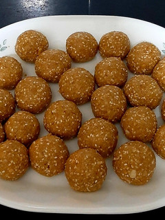 मावा ओट्स पीनट लड्डू (Mawa oats peanut ladoo recipe in hindi) रेसिपी मुख्य फोटो