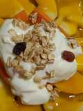 Iogurte com fruta fresca, aveia e granola