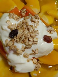 Foto de Iogurte com fruta fresca, aveia e granola