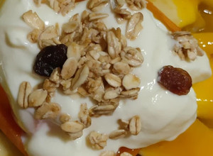 Foto de Iogurte com fruta fresca, aveia e granola