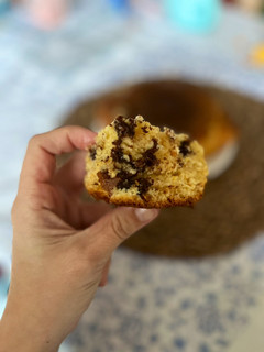Una foto de Bizcocho de yogur, naranja y pepitas de chocolate en freidora de aire