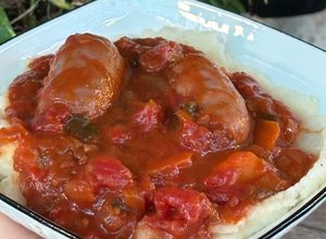 Una foto de 🍷🍅🥫Chorizos al vino tinto con puré de papas 🥔 🥫🍝