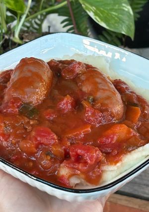 Una foto de 🍷🍅🥫Chorizos al vino tinto con puré de papas 🥔 🥫🍝
