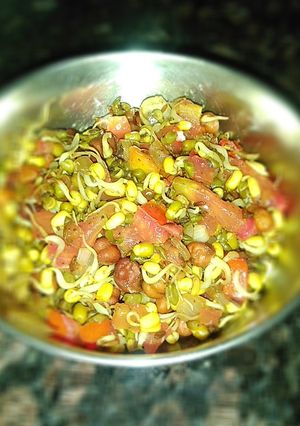 स्प्राउट चाट (Sprout Chaat recipe in Hindi) रेसिपी मुख्य फोटो