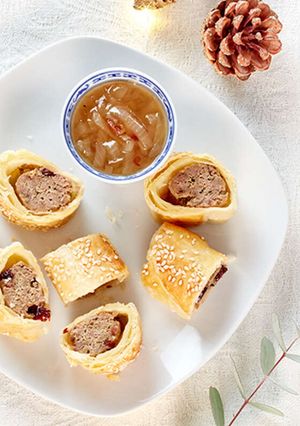 Une photo de Feuilletés à la saucisse aux airelles et confit d’oignons