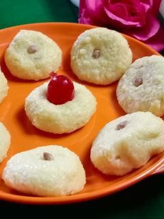 ઇન્સ્ટન્ટ જન્માષ્ટમી સ્પેશિયલ પેંડા (Instant Janmashtami Special Peda Recipe In Gujarati) રેસીપી મુખ્ય ફોટો