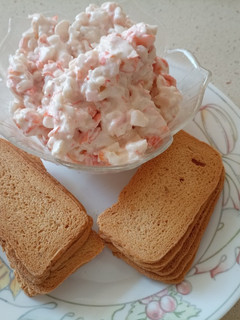 Una foto de Tostadas canapé de langostinos y surimi