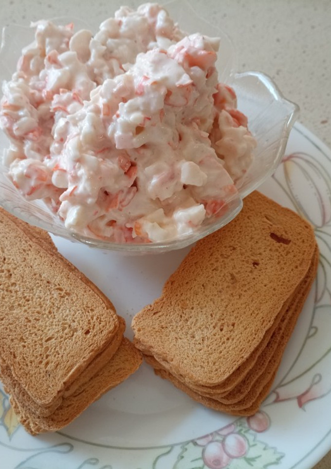 Una foto de Tostadas canapé de langostinos y surimi
