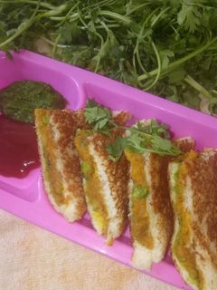 ગ્રીલ આલુ-મટર સેન્ડવીચ (Alu Mutter Sandwich Recipe In Gujarati) રેસીપી મુખ્ય ફોટો