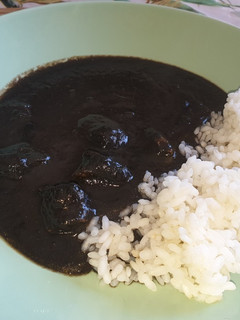 Una foto de Chipirones en su tinta con arroz blanco de acompañamiento
