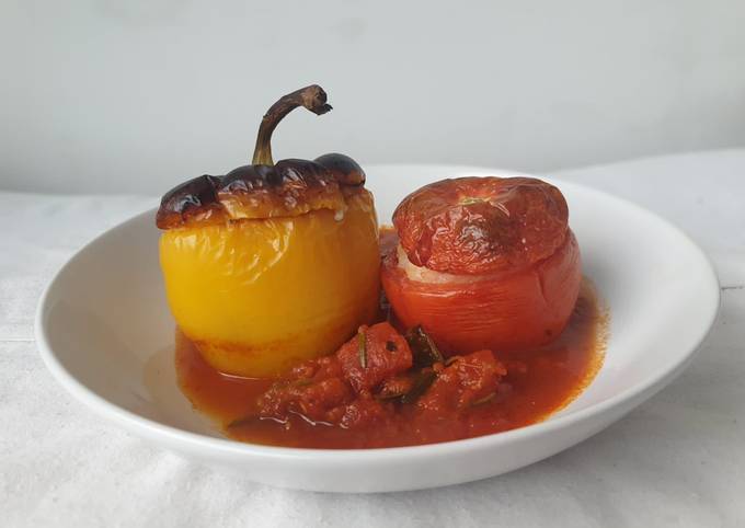 Pimientos y tomates rellenos de arroz en salsa de tomate al horno al estilo griego  Receta de ⓙⓤⓐⓝⓕⓡⓐ- Cookpad