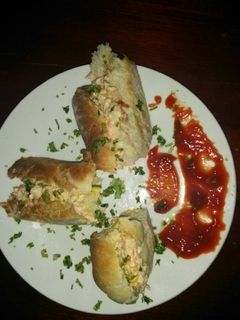 Una foto de Sandwiches con aderezo de vegetales y atún muy nutritivo, ideal
