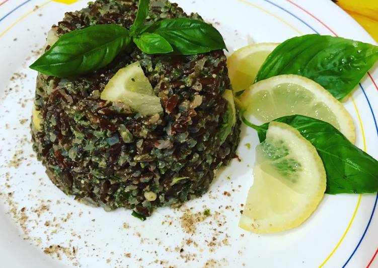 Insalata di riso rosso con pesto genovese