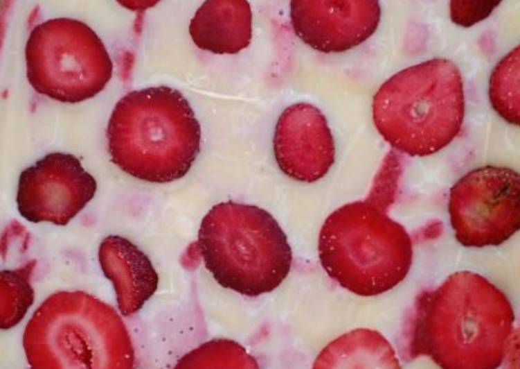 Postre helado de frutillas y leche condensada 🍓