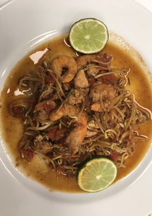 A picture of Chicken and Shrimp 'Fideuá' with Soybean Sprouts.