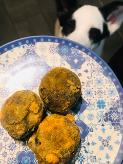 Una foto de Croquetas de calamares en su tinta súper cremosas