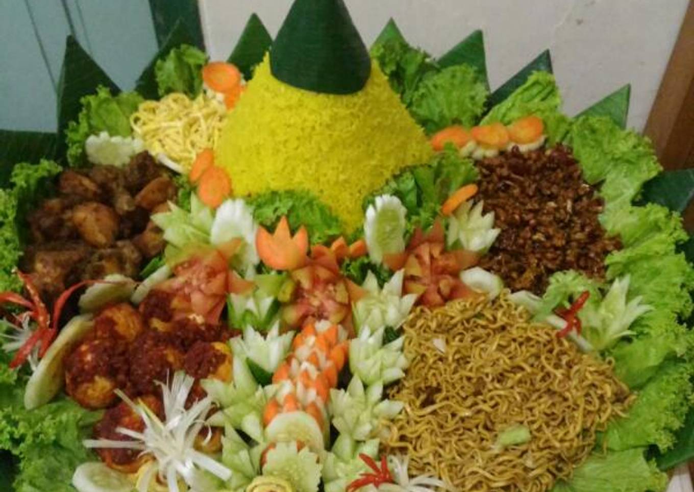 Tumpeng nasi kuning istimewa