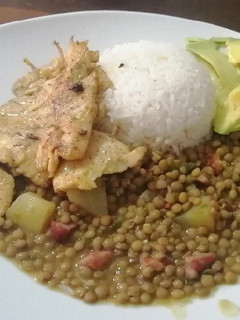 Una foto de Lentejas con tocino y guisito