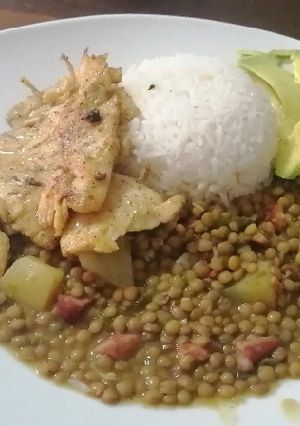 Una foto de Lentejas con tocino y guisito