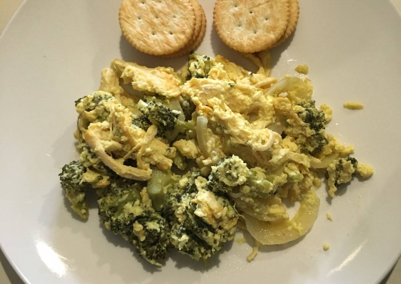 Huevos Revueltos con Pollo y Bróculi