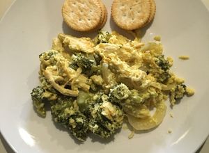 Una foto de Huevos Revueltos con Pollo y Bróculi