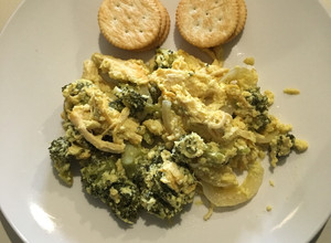 Una foto de Huevos Revueltos con Pollo y Bróculi