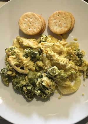 Una foto de Huevos Revueltos con Pollo y Bróculi