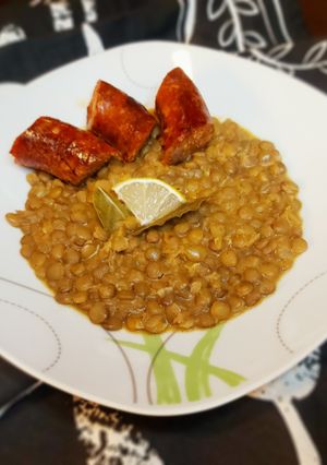 Újévi lencsefőzelék sült kolbásszal recept fotója