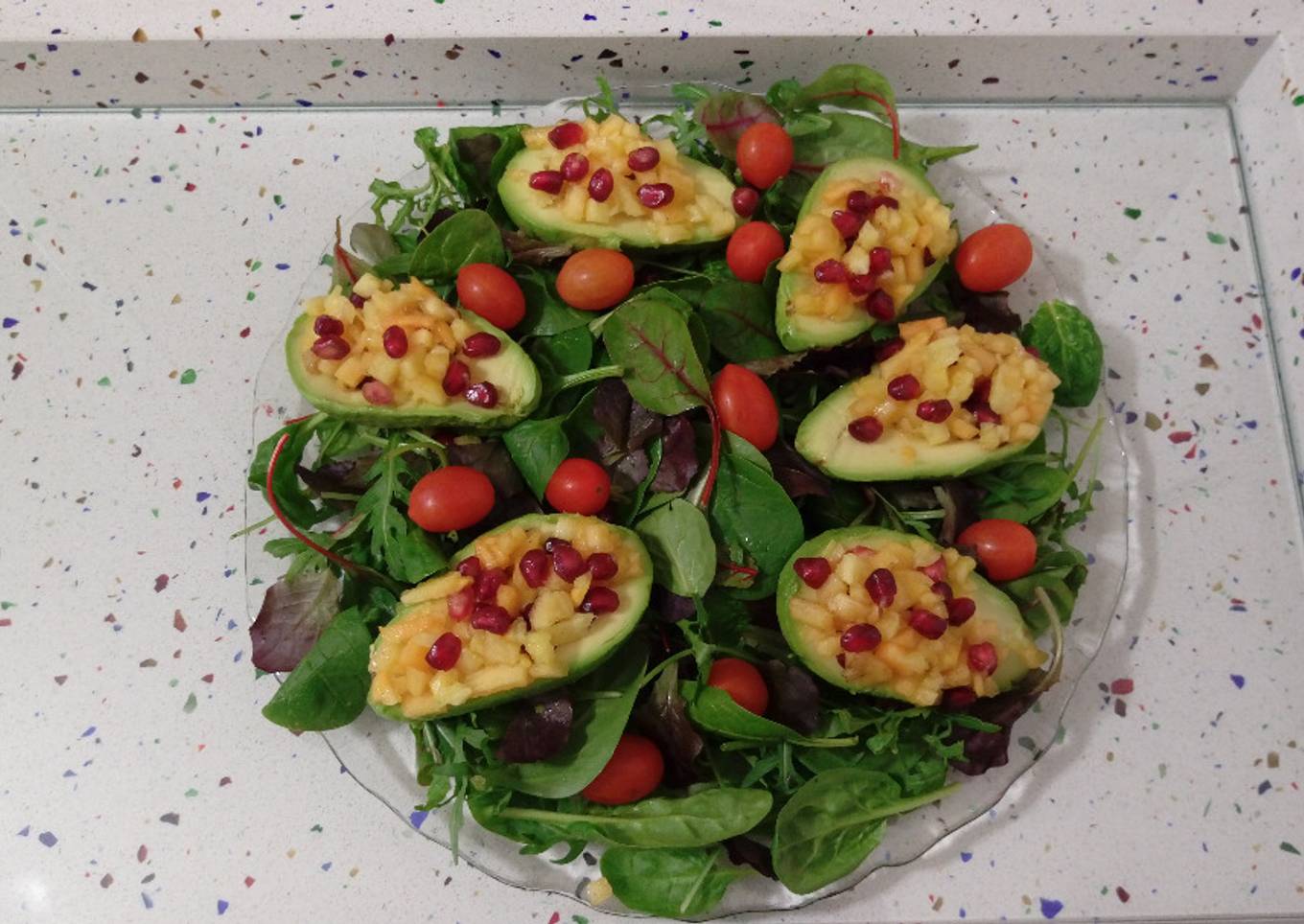 Ensalada de brotes tiernos y aguacates rellenos de fruta tropical