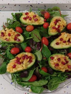 Una foto de Ensalada de brotes tiernos y aguacates rellenos de fruta tropical