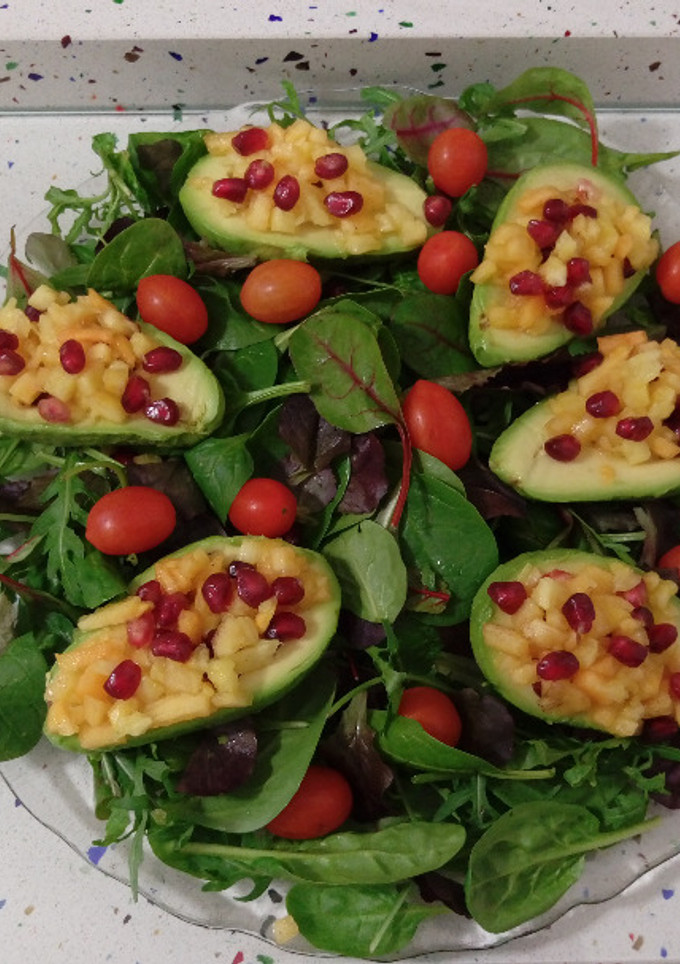 Una foto de Ensalada de brotes tiernos y aguacates rellenos de fruta tropical