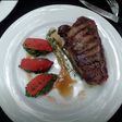 Bife de chorizo con arroz verde y tomates laqueados
