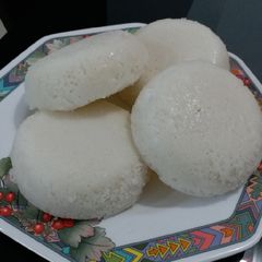 A picture of Goan Sannas (Goan Steamed Rice Cakes).