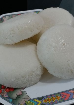 A picture of Goan Sannas (Goan Steamed Rice Cakes).