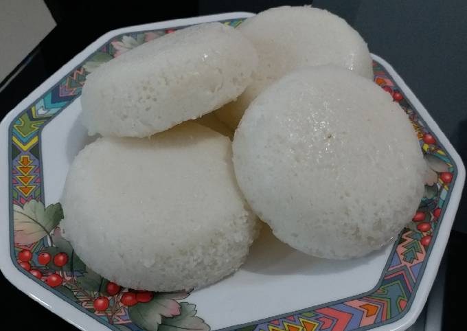 Recipe of Super Quick Homemade Goan Sannas (Goan Steamed Rice Cakes)