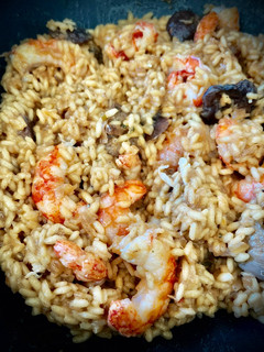 Una foto de Risotto de gambones y setas