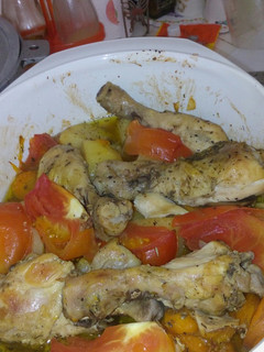 Una foto de Pollo al horno con verduras y champiñones