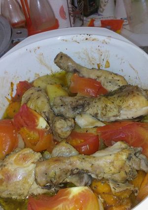 Una foto de Pollo al horno con verduras y champiñones