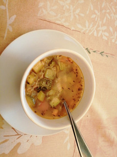 Una foto de Sopa de verduras y salchichas