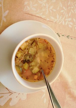 Una foto de Sopa de verduras y salchichas