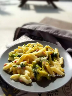 Una foto de Macarrones gratinados con brócoli salsa de queso