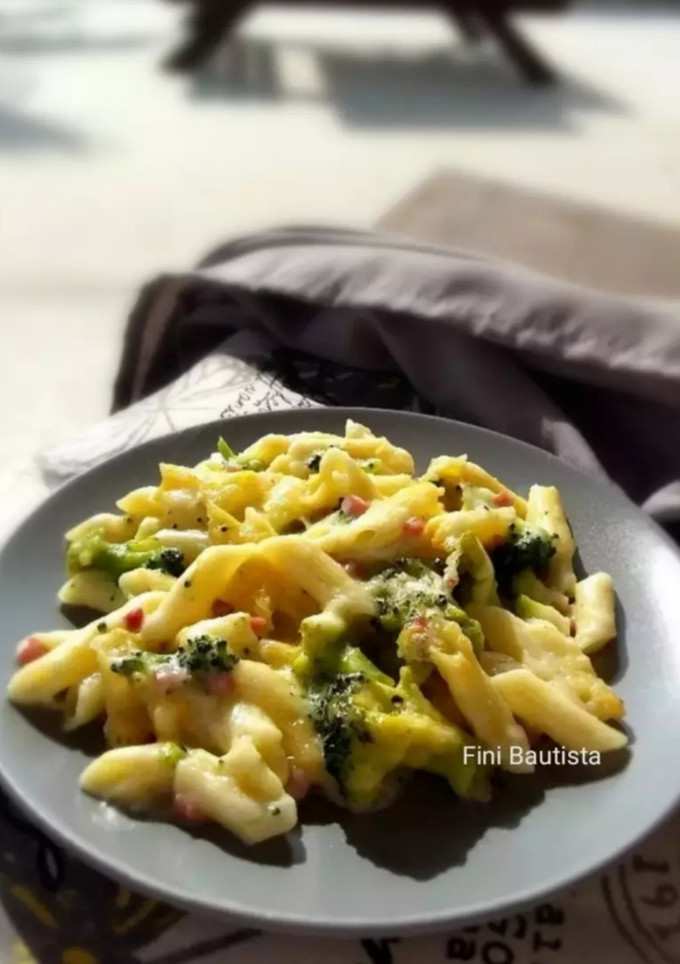 Una foto de Macarrones gratinados con brócoli salsa de queso