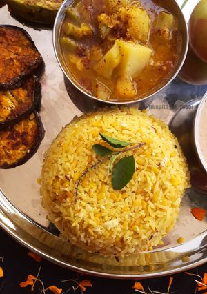 A picture of Odia style moong dal khichdi.